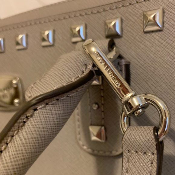 NWT, MK, Michael Kors, Large Saffiano Leather Studded Satchel/Cb, Pearl Grey!! - Picture 4 of 9
